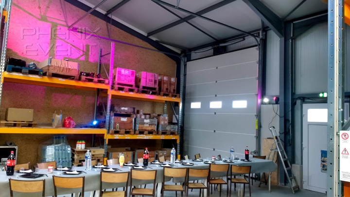 Spots LED installés dans un hangar à Créhange autour d'une tablée garnie de victuailles