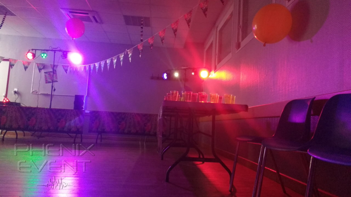 8 spots à led répartis sur 2 trépieds éclairent la piste de la salle des fêtes de Laudrefang