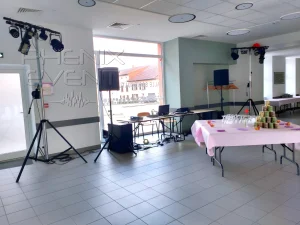 Location et installation du pack sono 1500w et Pack Fête 1 dans la salle des fêtes de Schwerdorff