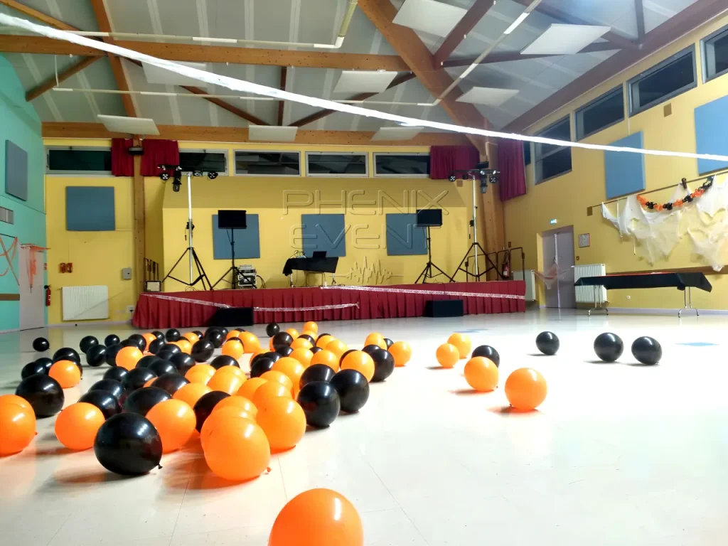 sono et éclairage professionnel Phenix Event installés sur scène pour une soirée Halloween à Saint-Julien-lès-Metz, ballons oranges et noirs au sol