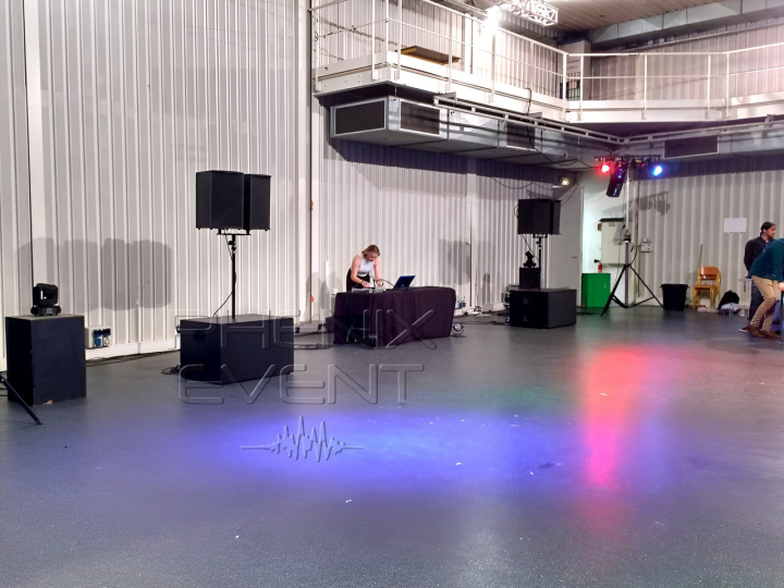Matériel sono et éclairage Phenix Event loué et installé, DJette aux platines pour la soirée étudiante Lycom