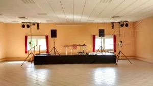 matériel de sonorisation et éclairage Pack Fête 1 loués et installés sur la scène de la salle des fêtes de Eblange