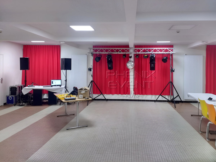 Sono 1500w rms pro installée sur la gauche, le jeu de lumière Fête2 garni du matériel d'éclairage et de la boule à facette au centre