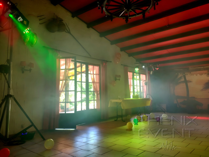 Jeux de lumière professionnel Pack Fête 1 éclairant la piste de danse du chalet des aulnes