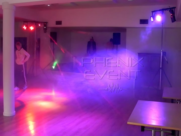 eclairage professionnel et festif du pack fête1 avec spots LED aux faisceaux rouges et violets dans la salle uftic