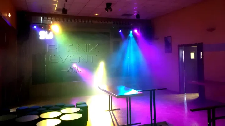 les projecteurs a LED et effets lumineux du pack fete1 Phenix Event eclairent la piste de danse de la salle de Maxstadt