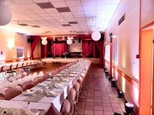 salle du foyer communal de Filstroff avec projecteurs decoratifs au sol, le long des murs et scène équipée en jeux de lumière pro pour un mariage