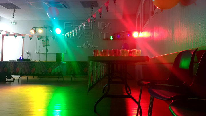 deux trépieds garnis de projecteurs à led diffusent des lumières vertes et rouges dans la salle de laudrefang