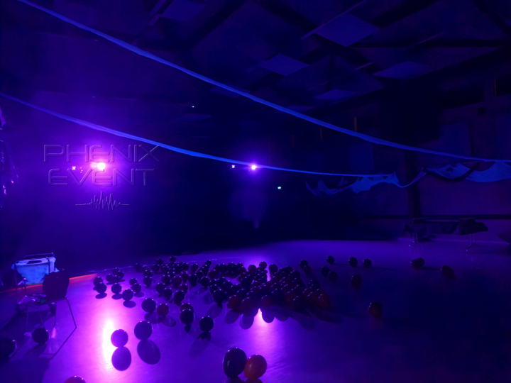 Projecteurs UV éclairant la déco Halloween, ambiance immersive dans la salle du foyer corchade de saint-julien-lès-metz