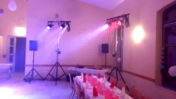 Enceintes 250w sur trépieds et caisson de basses Phenix Event installés dans la salle de Montigny-lès-Metz, salle éclairée