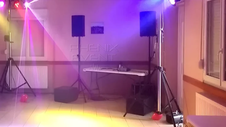 Matériel de sonorisation 1200W et projecteurs Phenix Event en action dans la salle