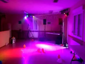materiel d'éclairage projecteurs2 et sonorisation 1200w Phenix Event en location installé dans la salle de Riche
