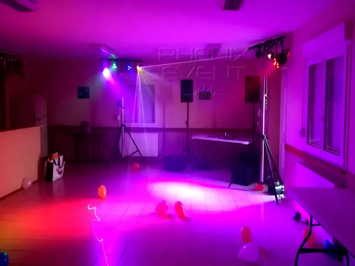 materiel d'éclairage projecteurs2 et sonorisation 1200w Phenix Event en location installé dans la salle de Riche