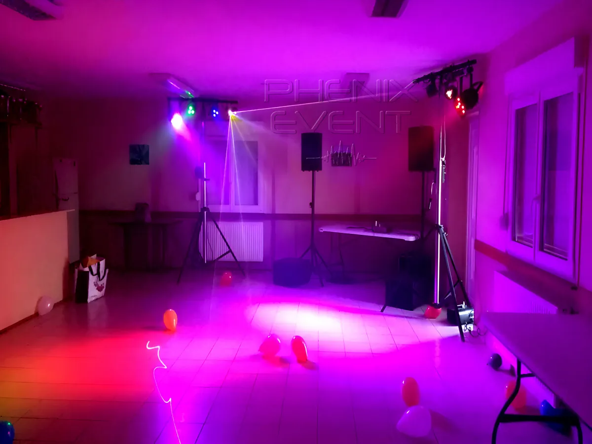 materiel d'éclairage projecteurs2 et sonorisation 1200w Phenix Event en location installé dans la salle de Riche