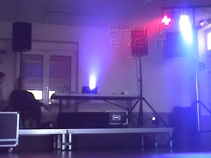 la sono 1200w rms louée est installée sur la scène de la salle des fêtes de Biding