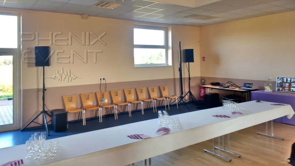 Petite sono 1200W rms, installée dans la salle de Lelling, le long du mur latéral