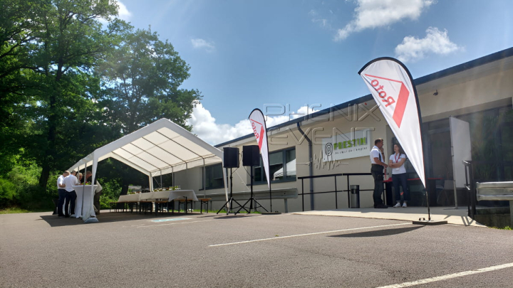 Matériel de sonorisation 1300w installée sur le parking de Roto Frank à Saint-Avold : deux enceintes 650W sur trépieds