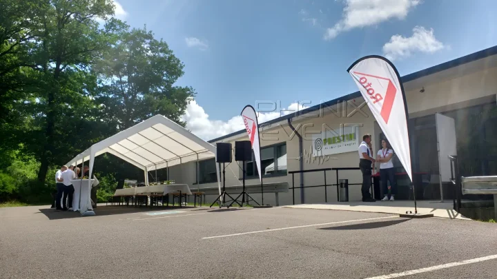 Matériel de sonorisation 1300w installée sur le parking de Roto Frank à Saint-Avold : deux enceintes 650W sur trépieds