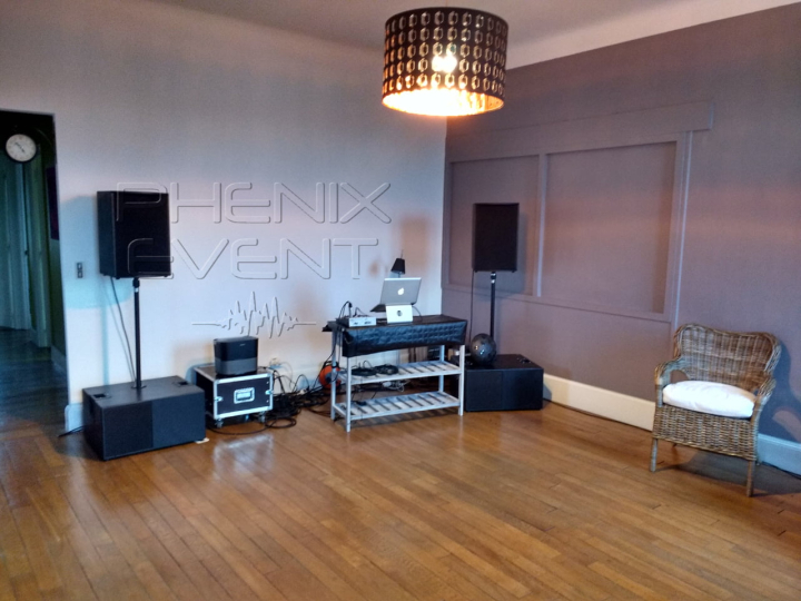 Système de sonorisation Phenix Event 2000W Stack en configuration compacte installé dans le salon de l'appartement