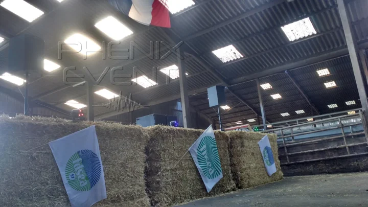 Location et installation d'une sono 2000w RMS sur des bottes de paille à la Ferme du Pré Vert de Léning