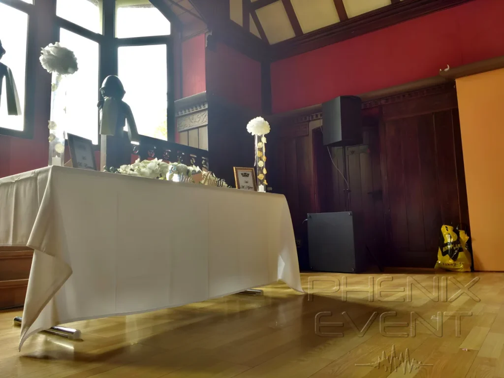 Sono 2000w installée dans un angle de la salle du Burghof à Forbach, table des mariés au premier plan