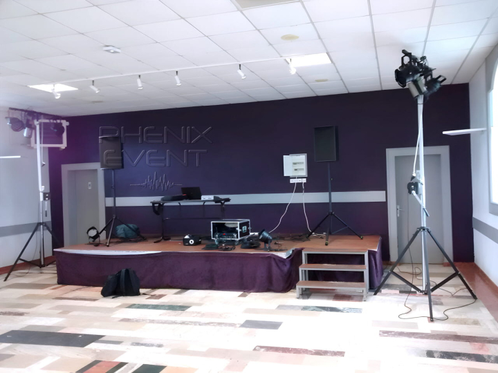 Matériel de sonorisation 2000w Phenix Event en location installé sur la scène de la salle de Lixing-lès-Saint-Avold