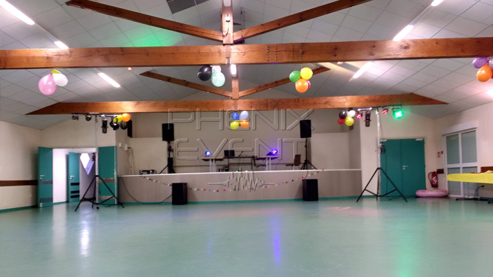 Sono 2000w rms Phenix Event installée sur la scène de la salle des fêtes