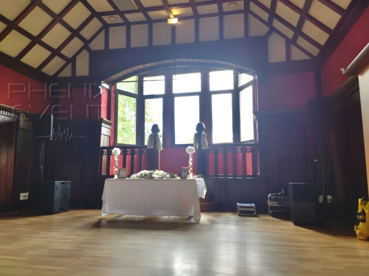 sono 2000w Phenix Event louée et installée de part et d'autre de la table des mariés dans la salle du Burghof