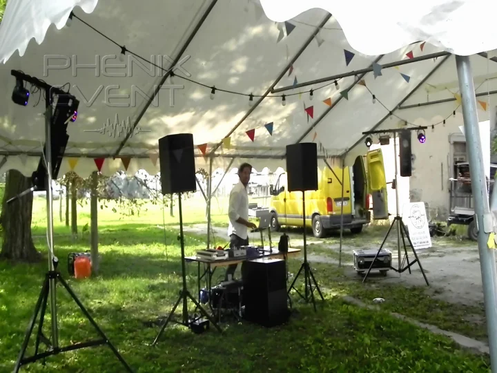DJ aux platines avec système de sonorisation Phenix Event 1500w 12X112M loué pour un mariage champêtre à Chambrey