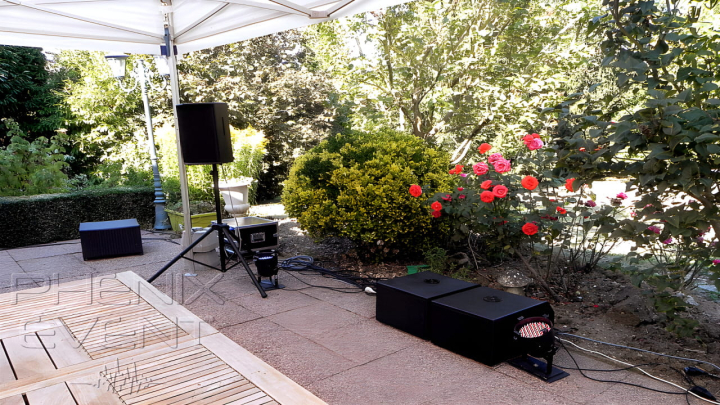 Une sono 1200w RMS et de projecteurs LED au sol installés sur une terrasse pour un anniversaire en extérieur