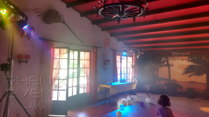 Matériel sono et lumières installé pour le mariage au Chalet des Aulnes