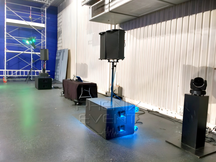 vus sous un autre angle, l'installation complète du matériel son et lumière Phenix Event au lycée de la Communication