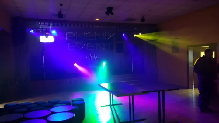 Jeux de lumière du Pack Fête 1 Phenix Event loués et installés à Maxstadt pour l'anniversaire