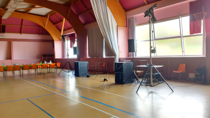 matériel sonorisation 3400w et jeux de lumière sur trépied Phenix Event installés