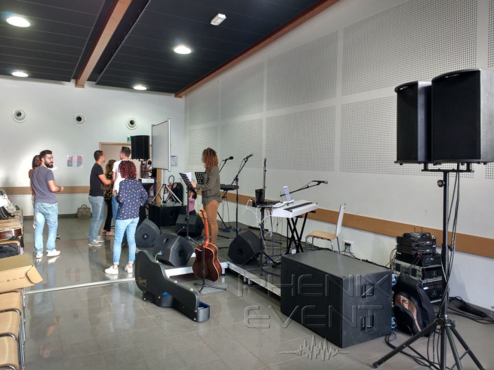 Sono 4000W Phenix Event vu de profil avec caisson basse 1000w, enceintes 500w sur trépied et rack d'amplificateurs