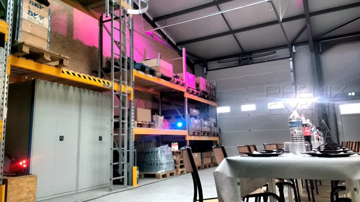 Projecteurs à LED décoratifs installés sur racks dans un hangar en à Créhange