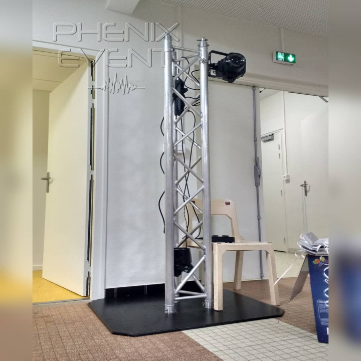 totem alu 2m avec projecteur beam 10w led Phenix Event placé au fond de la salle de l'adeppa