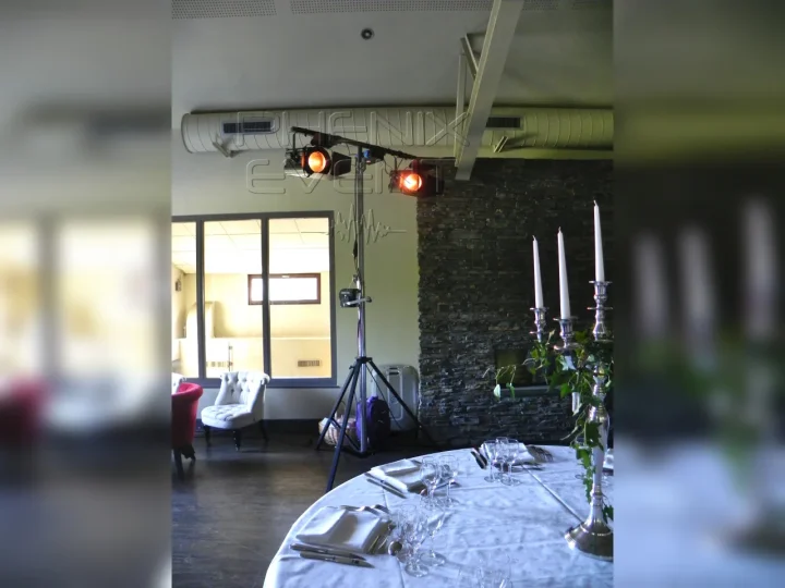 Trépied lumineux installé pour sublimer l'entrée des mariés