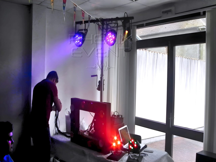 un trépied du jeu de lumière pack fête 1 installé dans le coin de la salle des fêtes de Hagéville