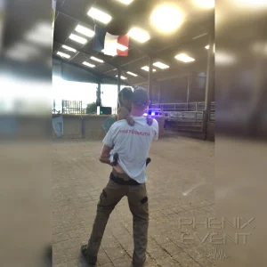 Yann de dos qui danse avec le chien à la Ferme du Pré Vert