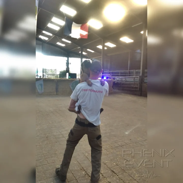 Yann de dos qui danse avec le chien à la Ferme du Pré Vert