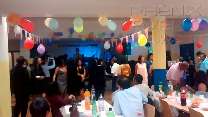 danseurs sur la piste de la salle UFTIC, ambiance festive