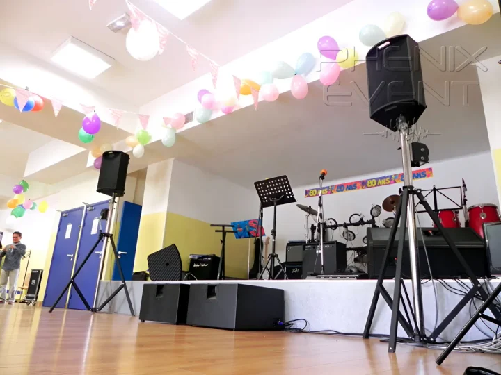 vue de profil de la scène avec sono 2000W au centre de loisirs UFTIC