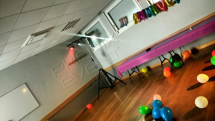 Trépied du Pack Fête1 installé dans un coin de la salle avec ballons sur la piste de danse