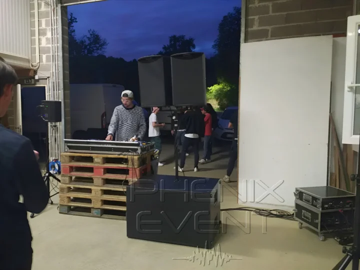 le matériel de sonorisation 2200w Stack Phenix Event placé à côté des palettes et Dj derrière les platines