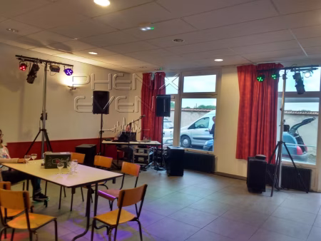 Installation de sono et lumières Phenix Event pour un anniversaire dans la salle des fêtes d'Abaucourt