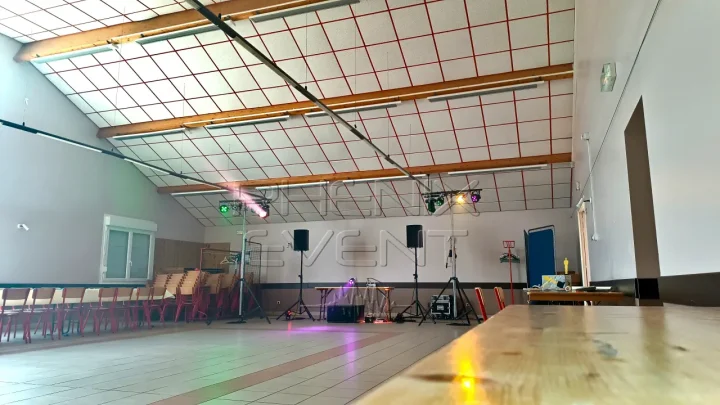 Pack Fête Lyre Beam en action et sono 1500w 2.1 installés, vue du côté droit de la salle de Champey