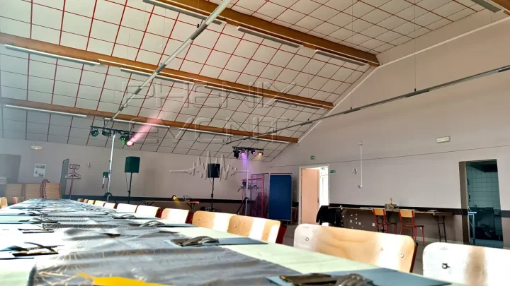 Jeux de lumière Pack Fête Lyre Beam et partie de la table décorée, vue côté gauche