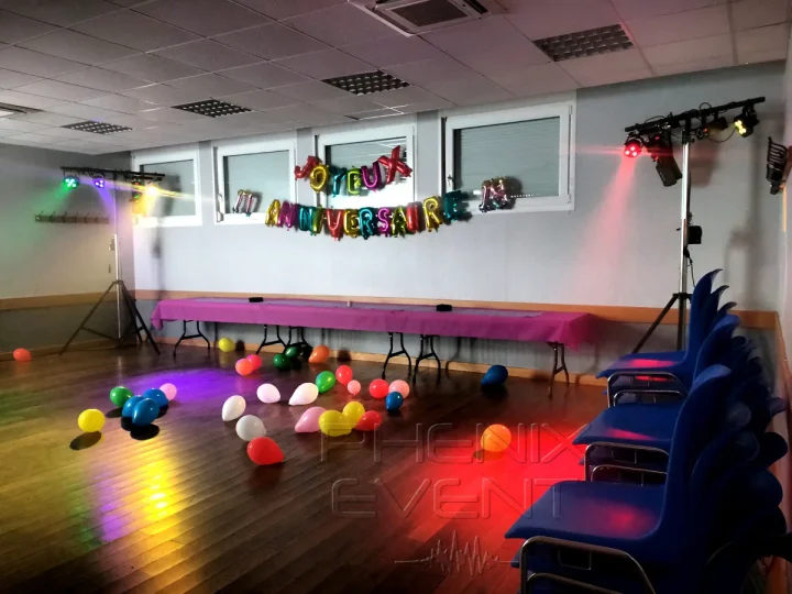 Jeu de lumières dynamique du Pack Fête1 projetant ses faisceaux multicolores sur la piste de Laudrefang