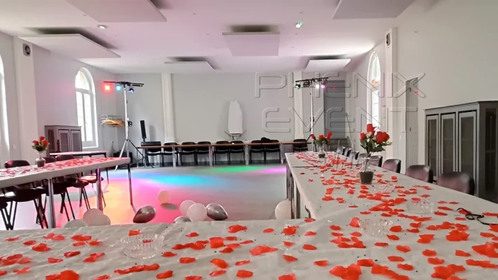 Salle décorée avec tables en U et piste de danse éclairée par des projecteurs LED Phenix Event